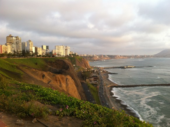Lima mirando al océano. Miraflores.