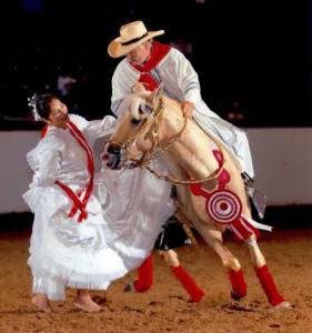 Marinera-nortena-con-caballo-de-paso[1]